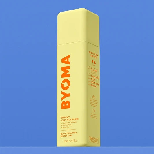Un flacon de nettoyant gelée crémeuse BYOMA.
