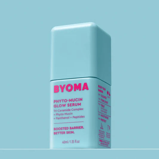 Un flacon de Byoma Phyto-Mucin Glow Serum sur un fond bleu doux.