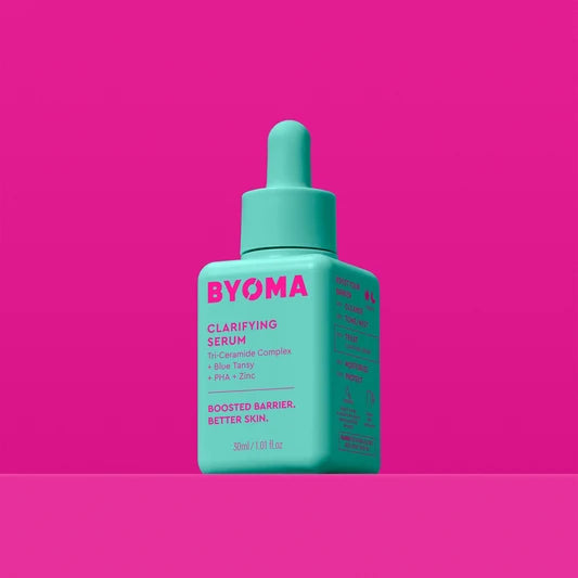Un sérum clarifiant BYOMA dans un flacon bleu-vert avec bouchon compte-gouttes.