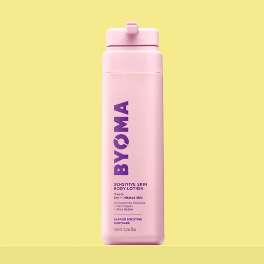 BYOMA SENSITIVE SKIN BODY lotion sur un fond jaune.