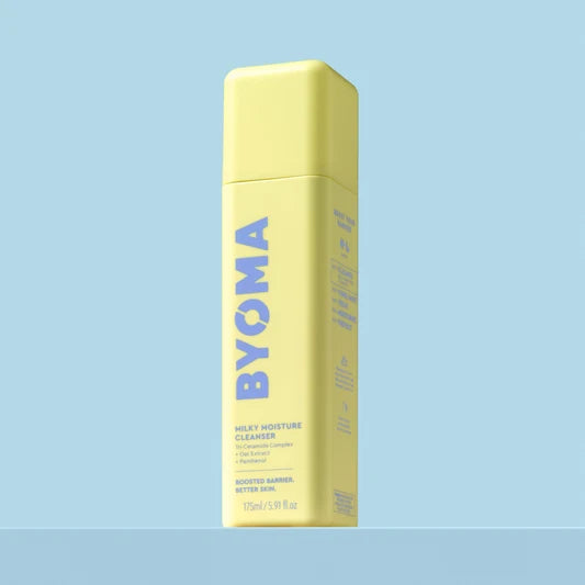 Un flacon jaune de Byoma Milky Moisture Cleanser.