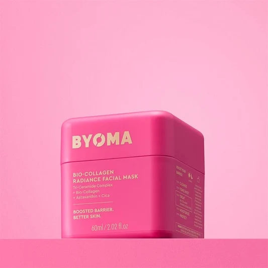 Contenant de masque facial rose avec la marque 'BYOMA' sur fond rose