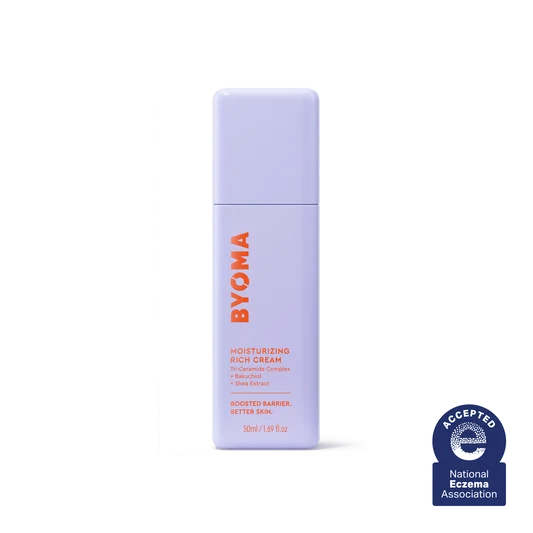 Un flacon de BYOMA Moisturizing Rich Cream avec le sceau d'approbation de la National Eczema Association.