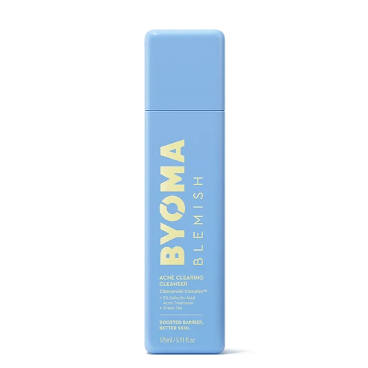 Un flacon cylindrique bleu clair de BYOMA Blemish Acne Clearing Cleanser avec un texte jaune pâle, présenté sur un fond blanc uni.