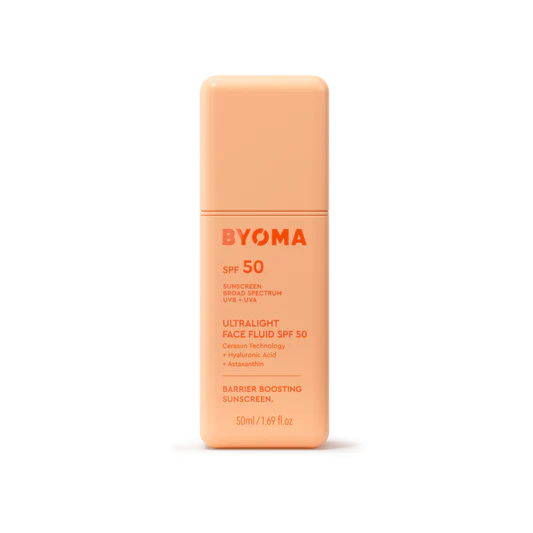 Un flacon orange de crème solaire BYOMA Ultralight Face Fluid SPF 50.