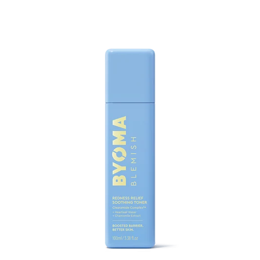 Un flacon bleu clair de BYOMA Blemish Redness Relief Soothing Toner avec des lettres jaune pâle, centré sur un fond blanc.