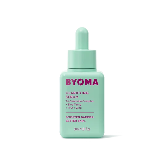 Un flacon de sérum clarifiant BYOMA avec bouchon compte-gouttes.
