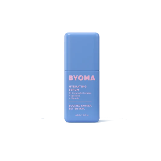 Un flacon rectangulaire bleu clair de BYOMA Hydrating Serum centré sur un fond uni vert foncé.