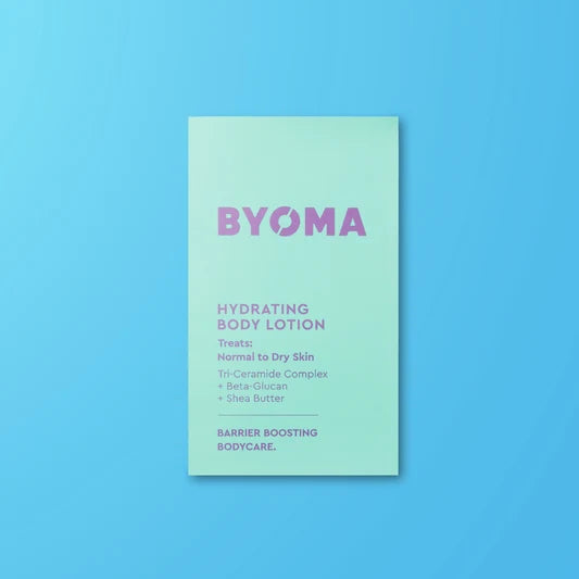 Échantillon de lotion corporelle hydratante BYOMA sur fond bleu