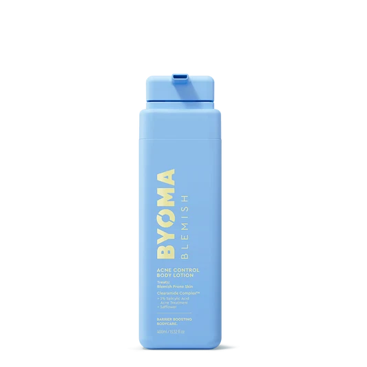 Un flacon en plastique bleu clair de BYOMA BLEMISH Acne Control Body Lotion avec un texte jaune, centré sur un fond blanc.